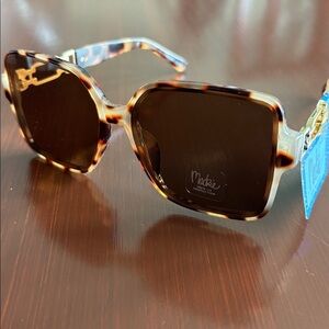 Mackie 100% UV protection Square/round animal print Frame,brown lens,gold accent